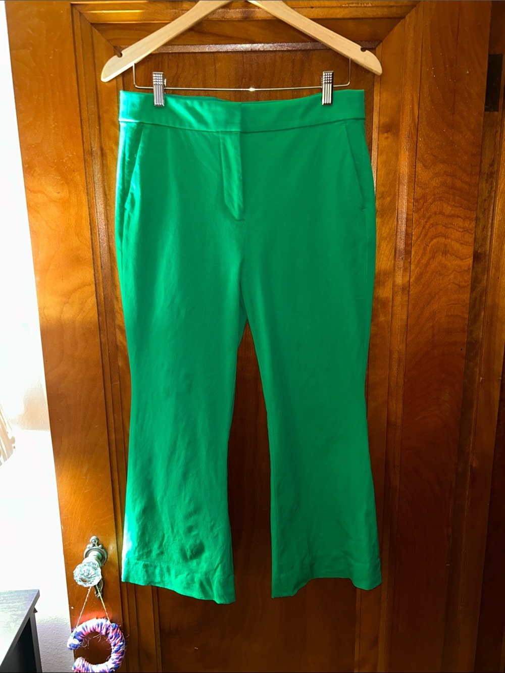 J.Crew Factory Kelly Green Cropped Flare Kelsey Pant; Sz 8
See pics for more.
